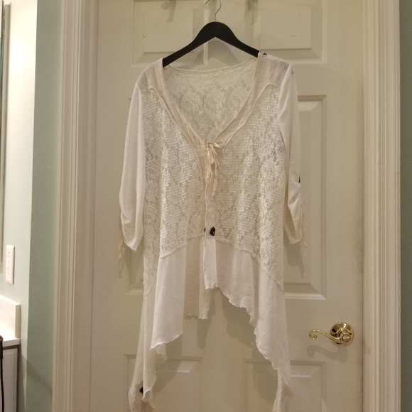 le blanc mounton Tops - Stunning Lacey open 3/4 tied top